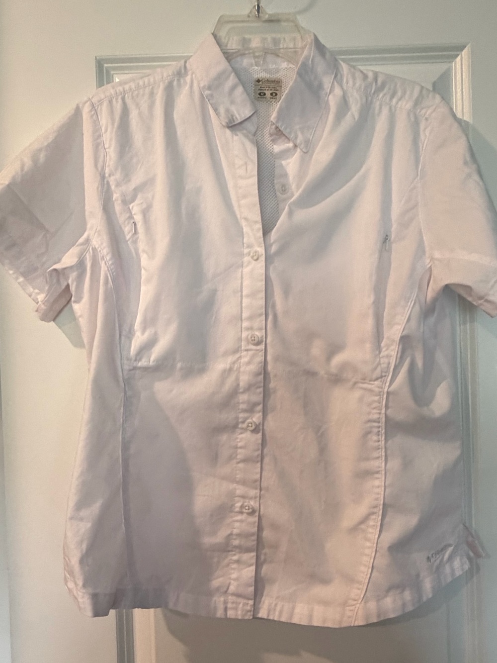 Columbia white  Short Sleeve Button-Down Shirt with vent flap in back GUC